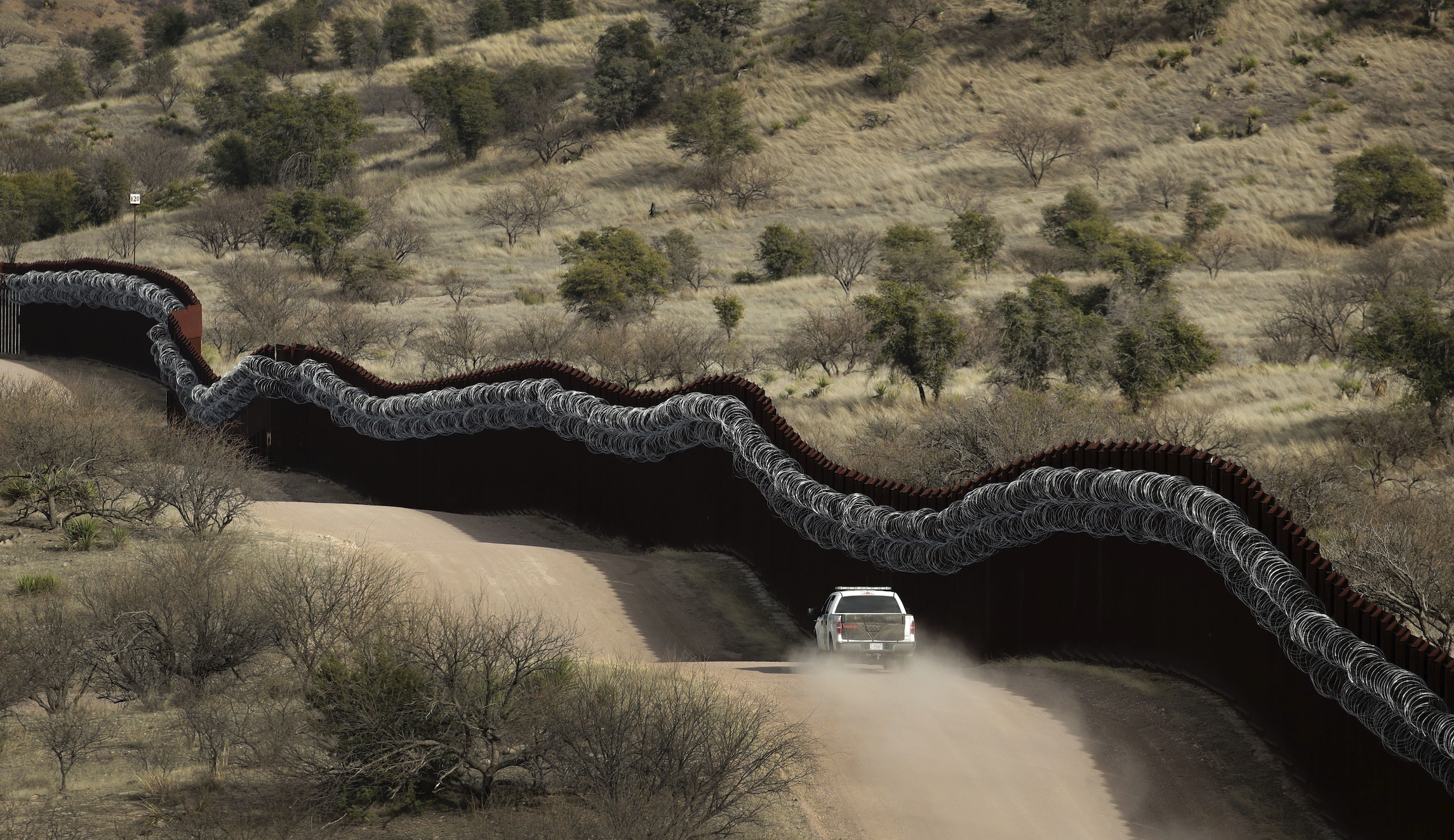 ‘Bandits’ attack migrants in Arizona desert: Video