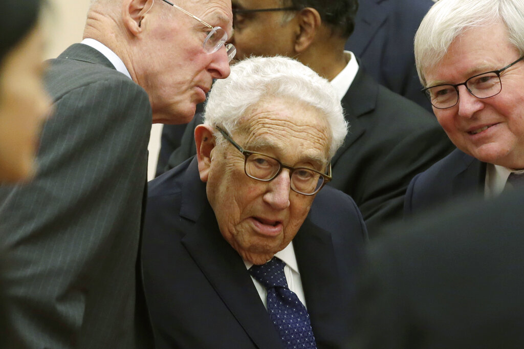 Kissinger: Ukraine should give up territory to end war with Russia