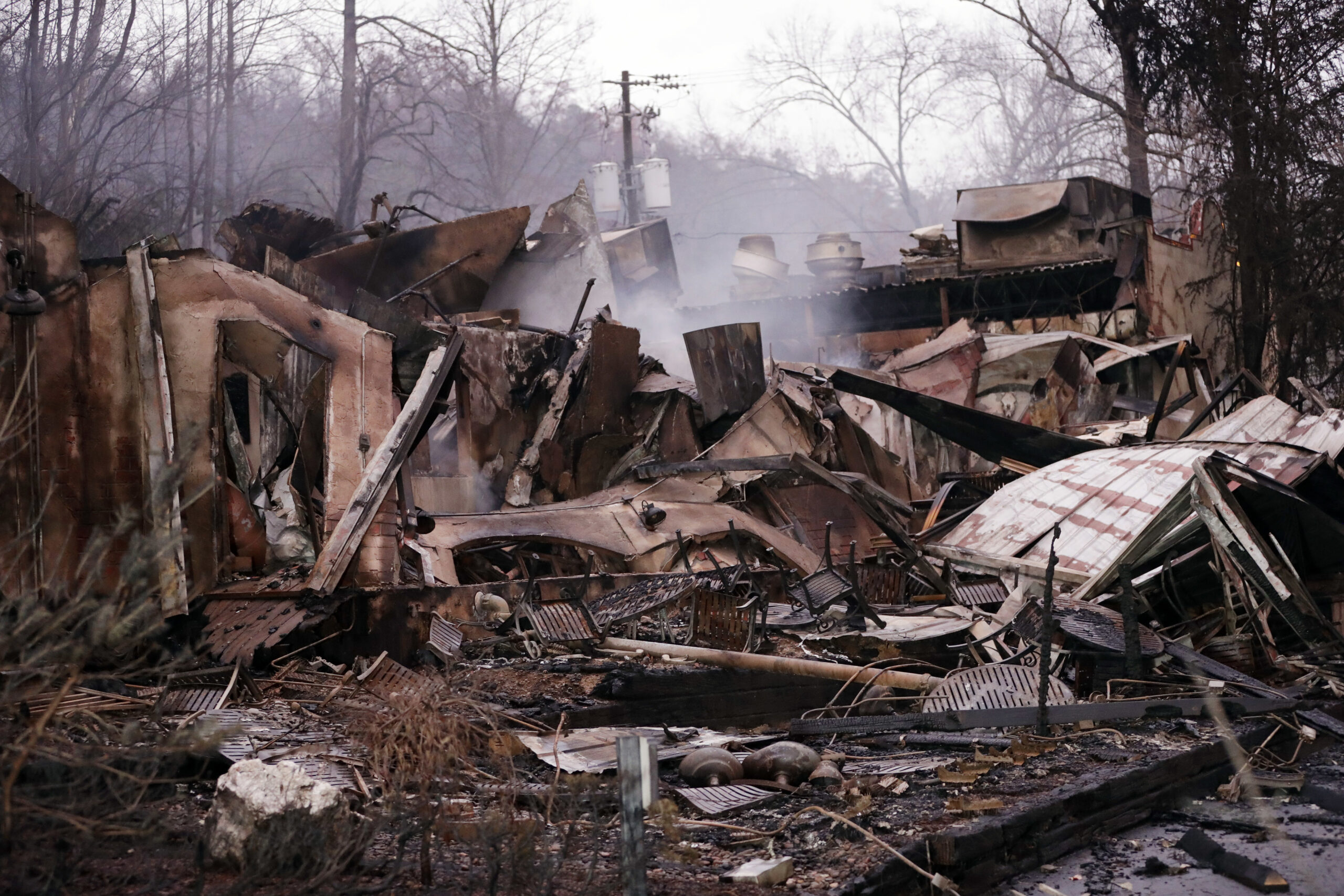 Tennessee wildfire prompts school closures and evacuations