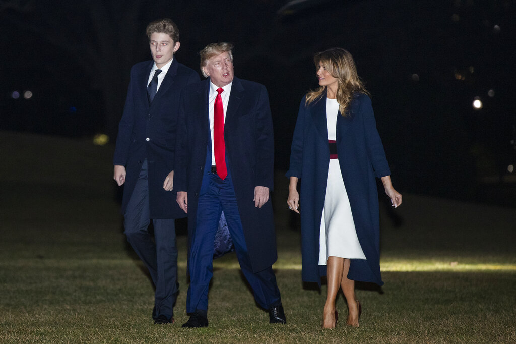 Crowd breaks into standing ovation when they spot Trump, Melania, and Baron in Mar-a-Lago