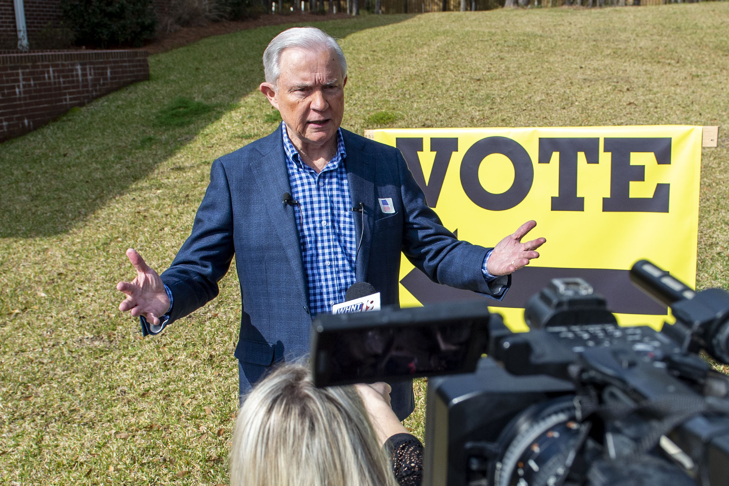 ‘Underdog’ Jeff Sessions surges in campaign poll, and 7 in 10 ignore Trump endorsement of foe