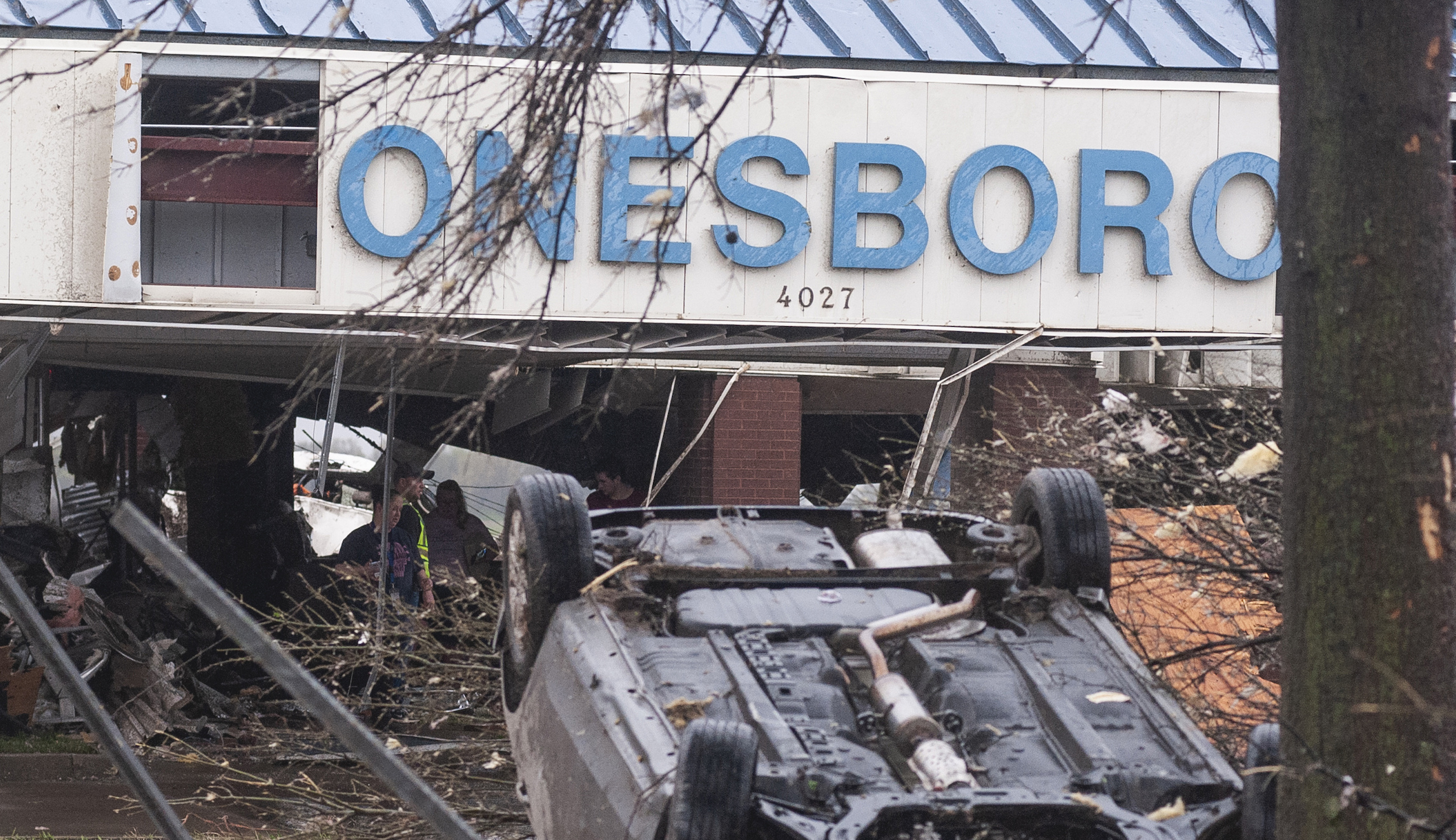 At least six injured after tornado rocks Arkansas town