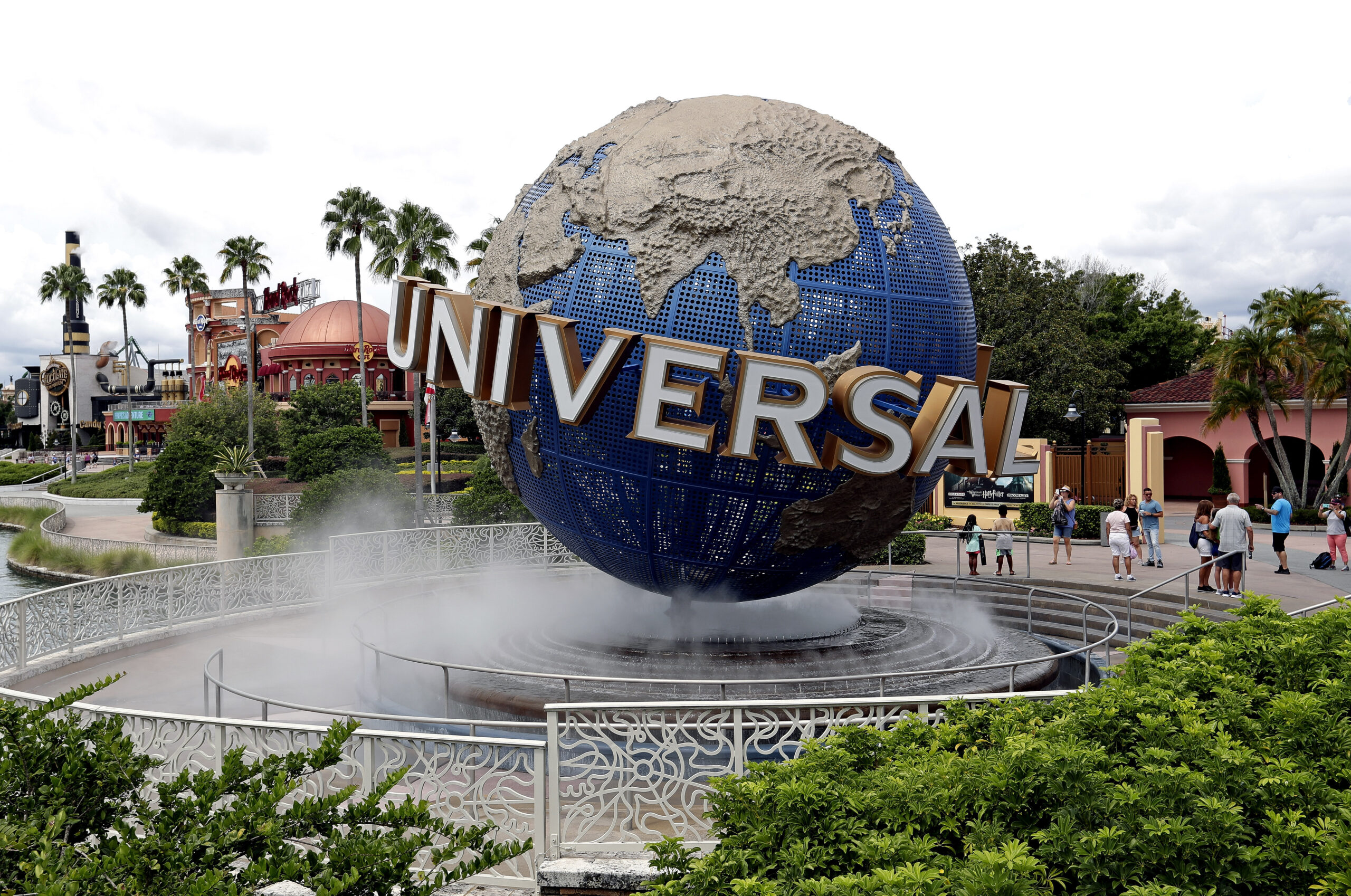 Universal Orlando Resort raising starting pay to $17 an hour