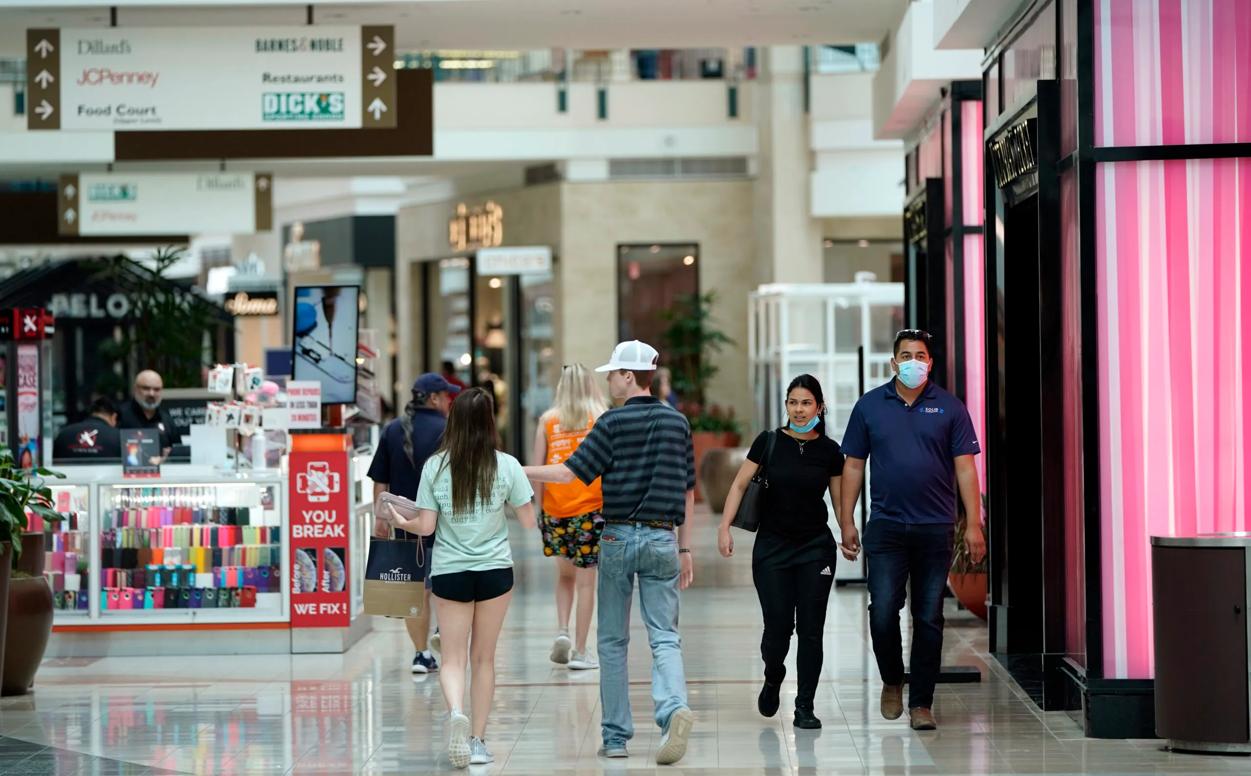 Virus fears, not lockdowns, determine fate of economy, White House adviser says