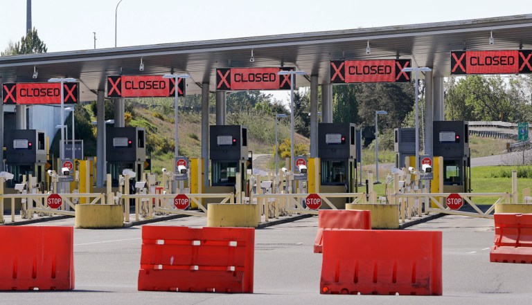 Biden pushes to reopen the 167 border crossings to Canada and Mexico