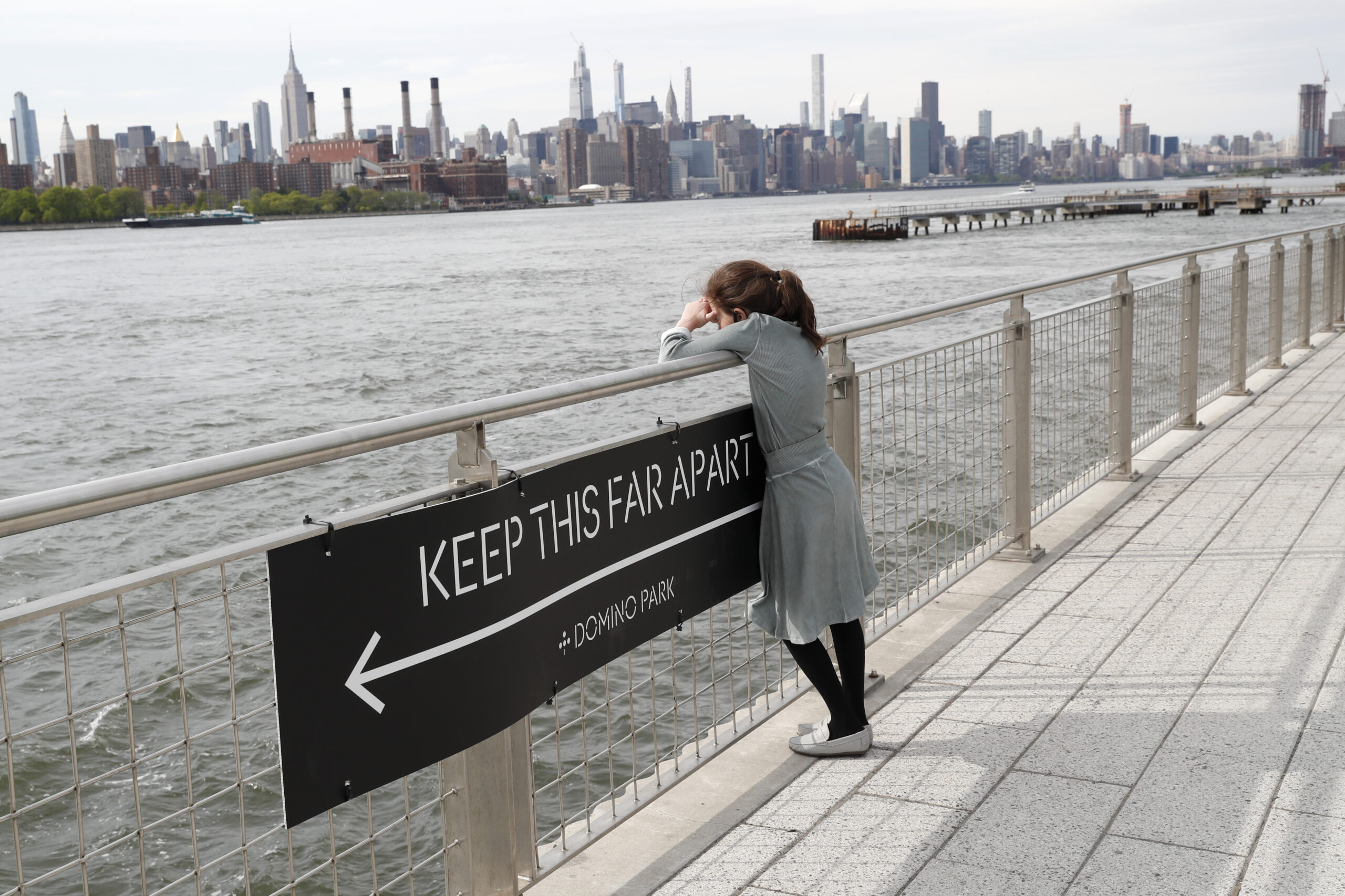 Manhattan retail chains close with tourism down and locals fleeing to suburbs