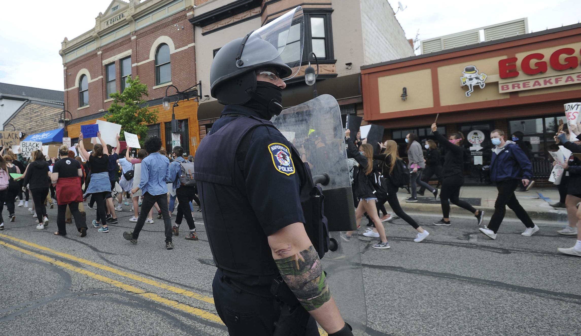 Thousands of protesters in Illinois demand police reforms