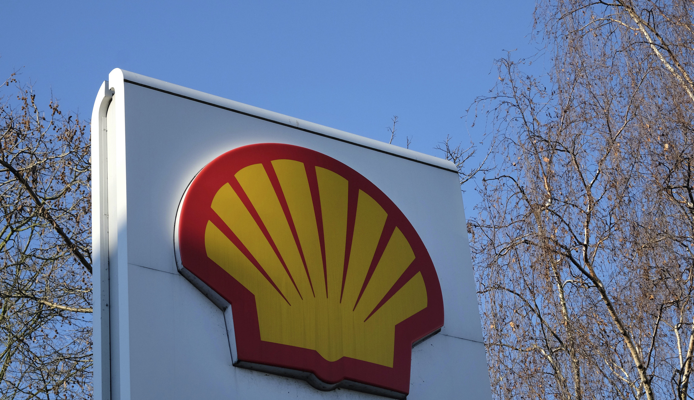 Shell to cut thousands of jobs as it shifts toward focus on renewable energy