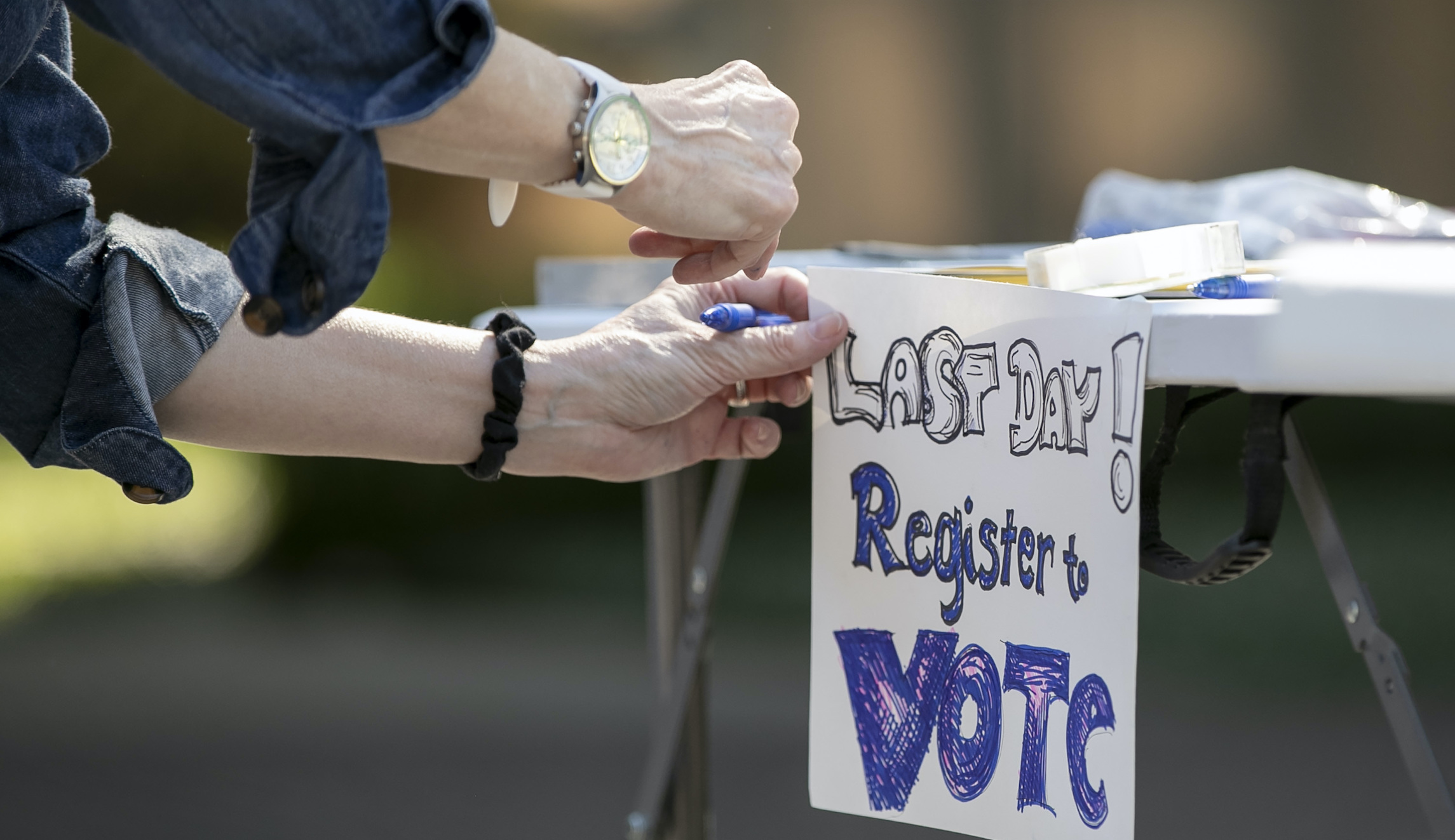 Florida officials extend voter registration deadline after website glitches