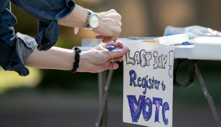 Florida officials extend voter registration deadline after website glitches