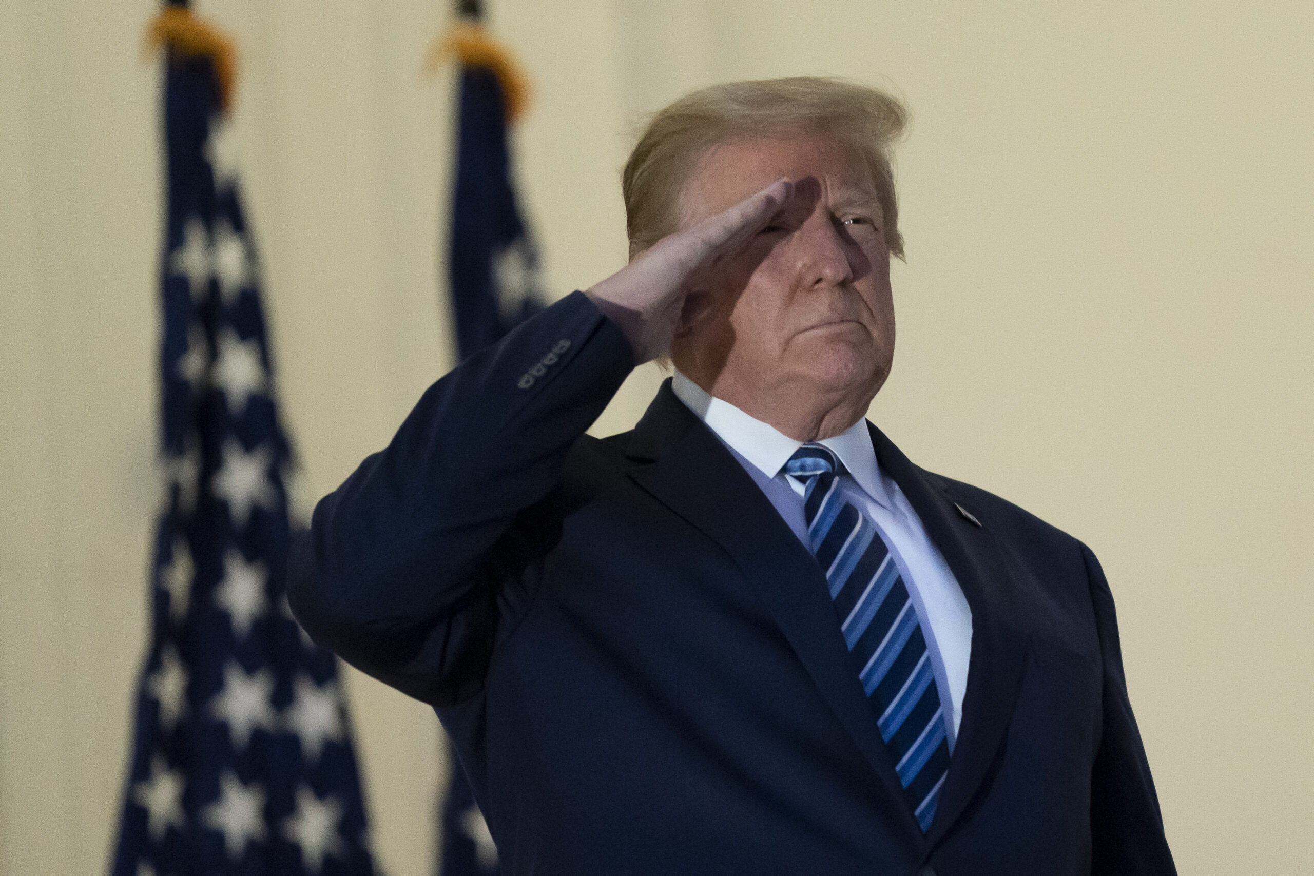 Trump salutes Marine One — just like a fascist, media say
