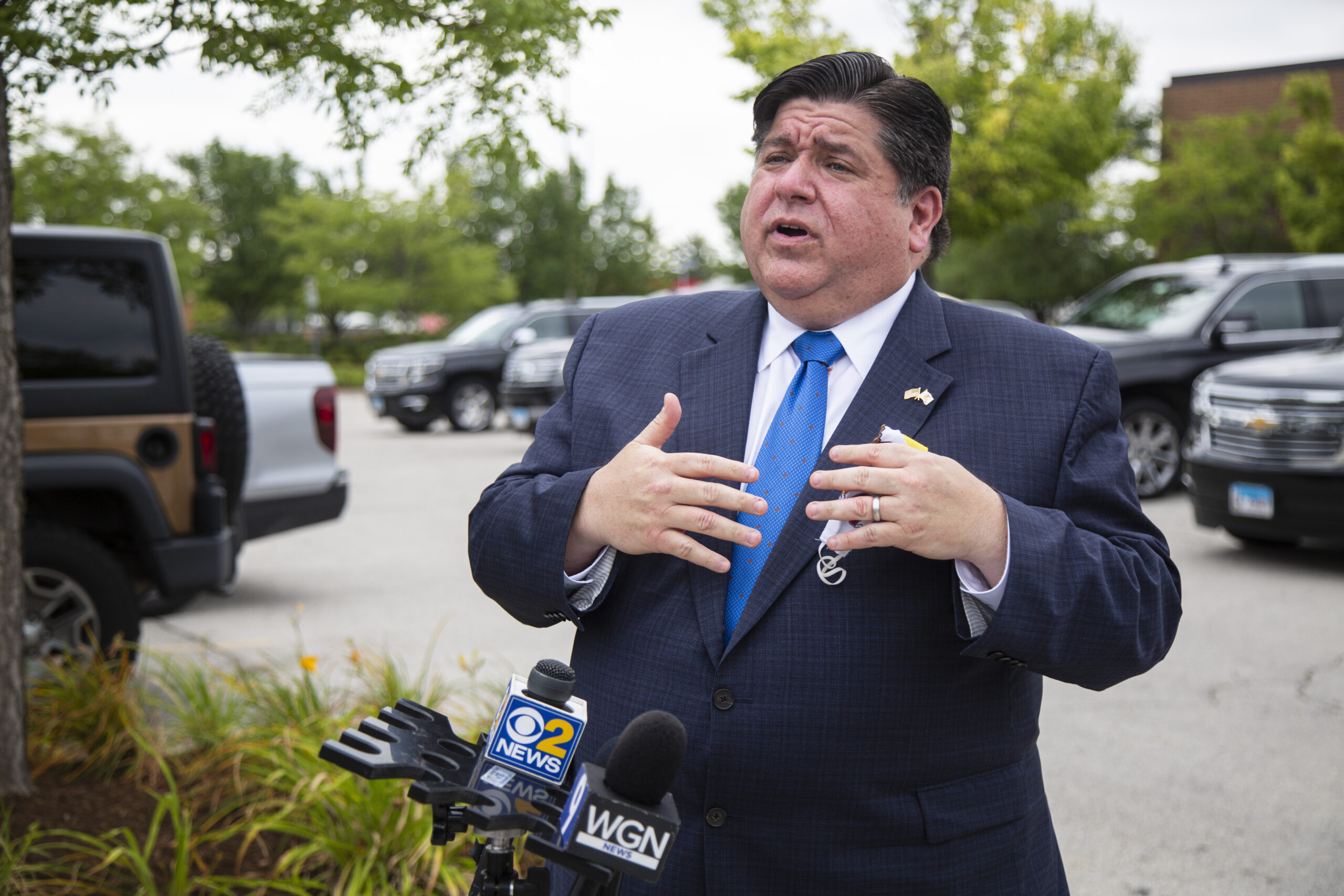 Illinois governor says federal government should help bars and restaurants