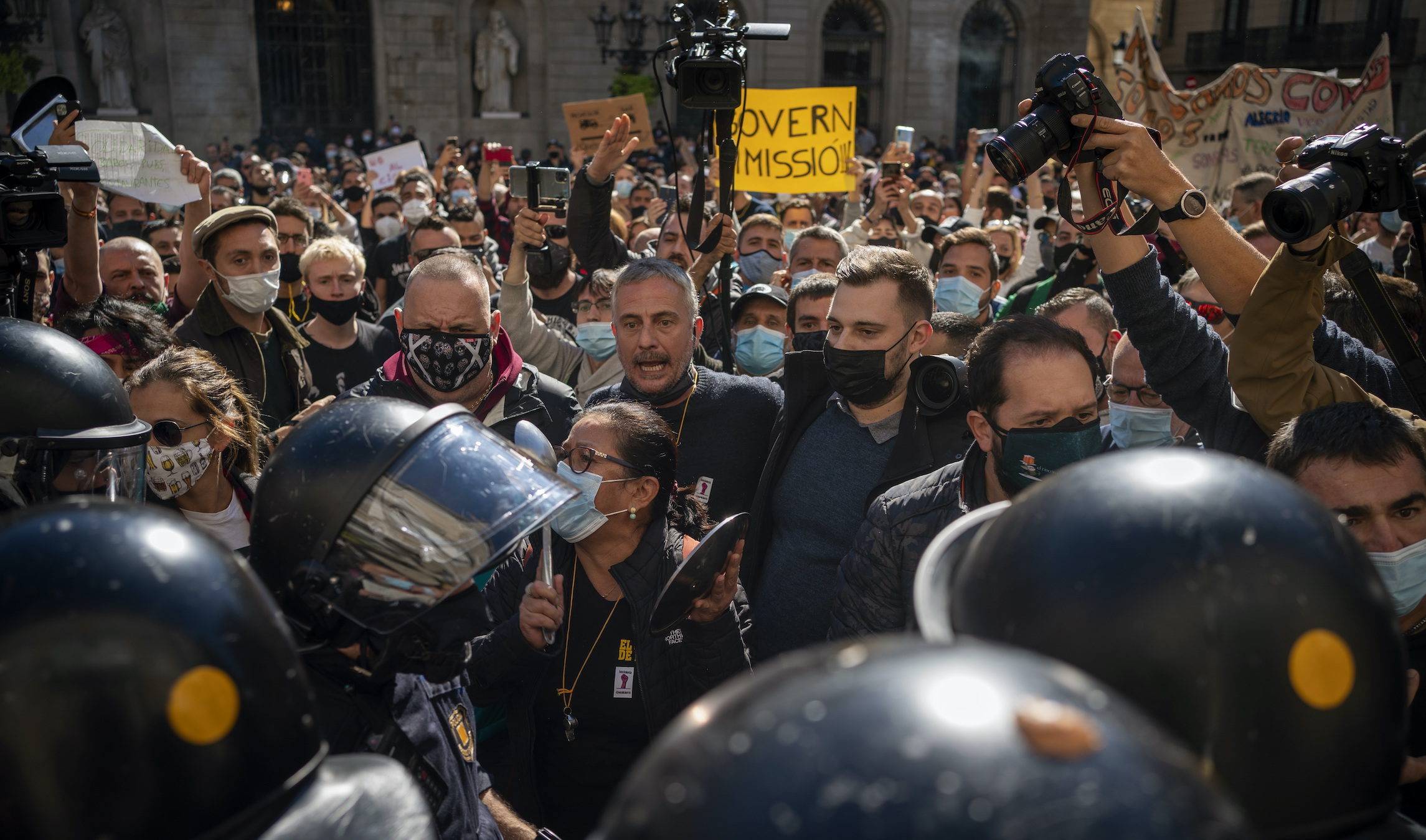 Barcelona bar workers protest against ‘shameful’ coronavirus restrictions