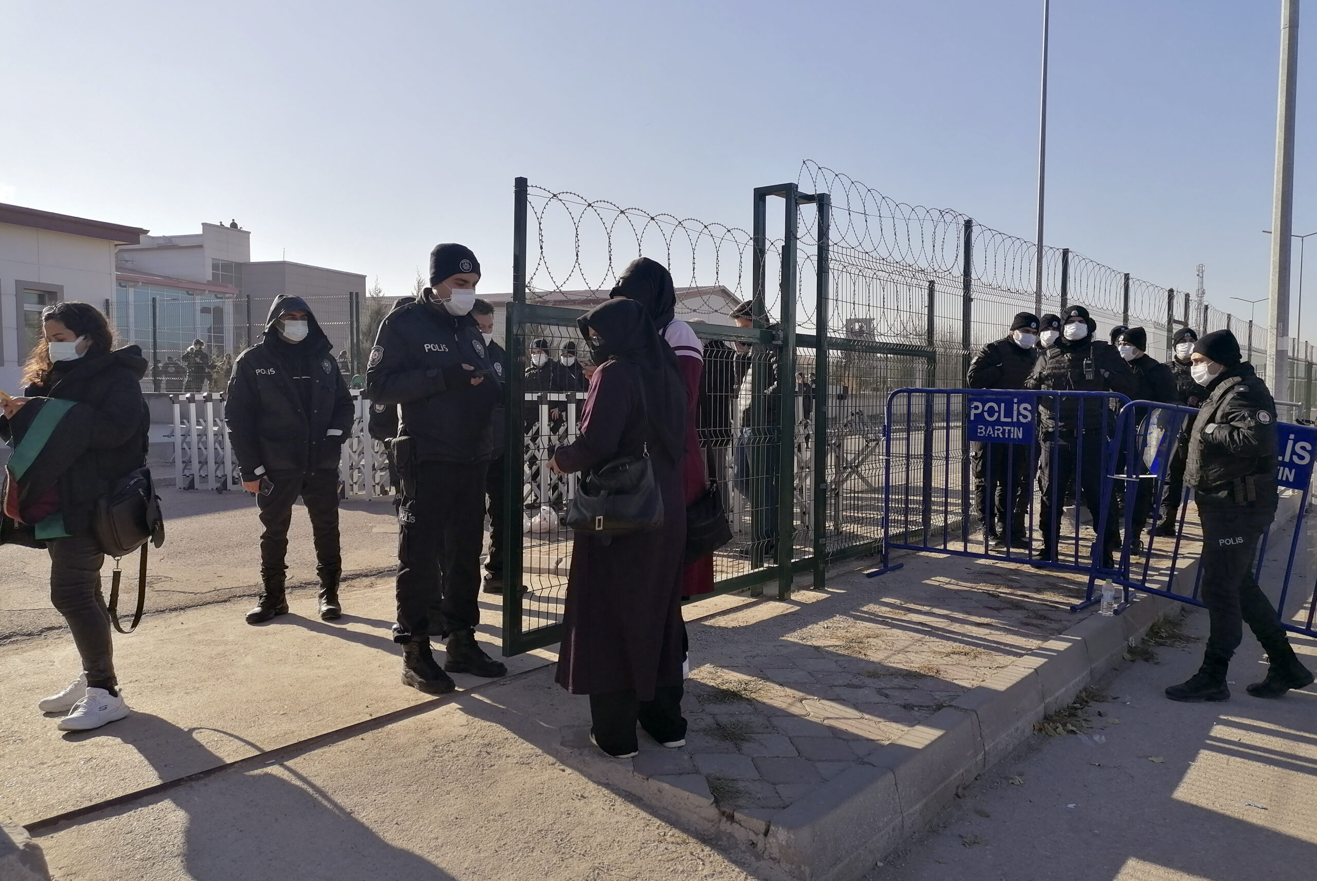 One guard and 20 inmates hospitalized after fire breakout in Istanbul prison