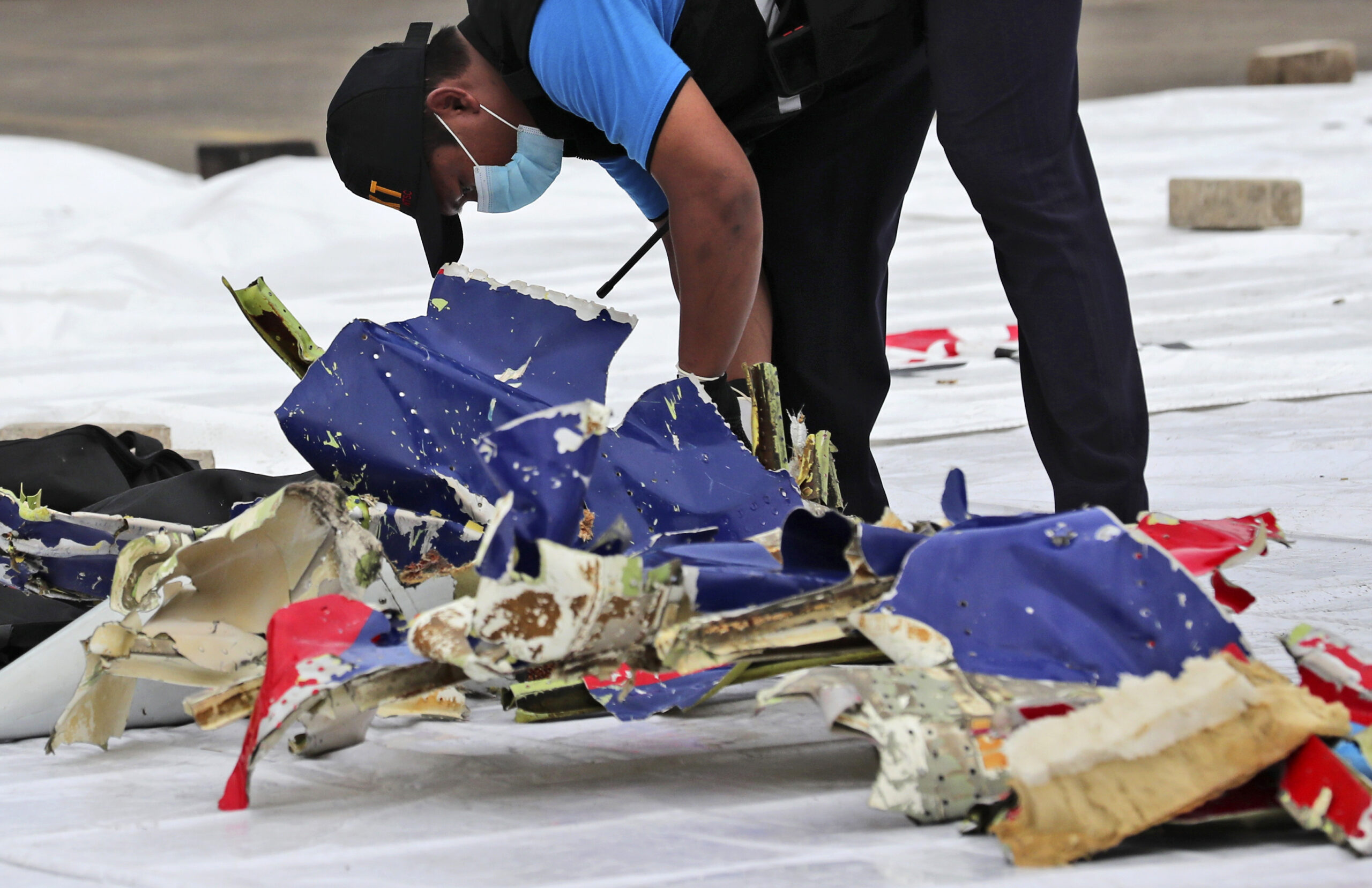 Wreckage from Indonesian passenger plane found as hopes dim for finding survivors