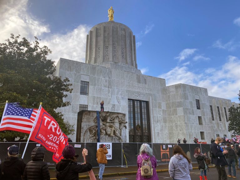 Oregon state representative defends letting protesters into Capitol