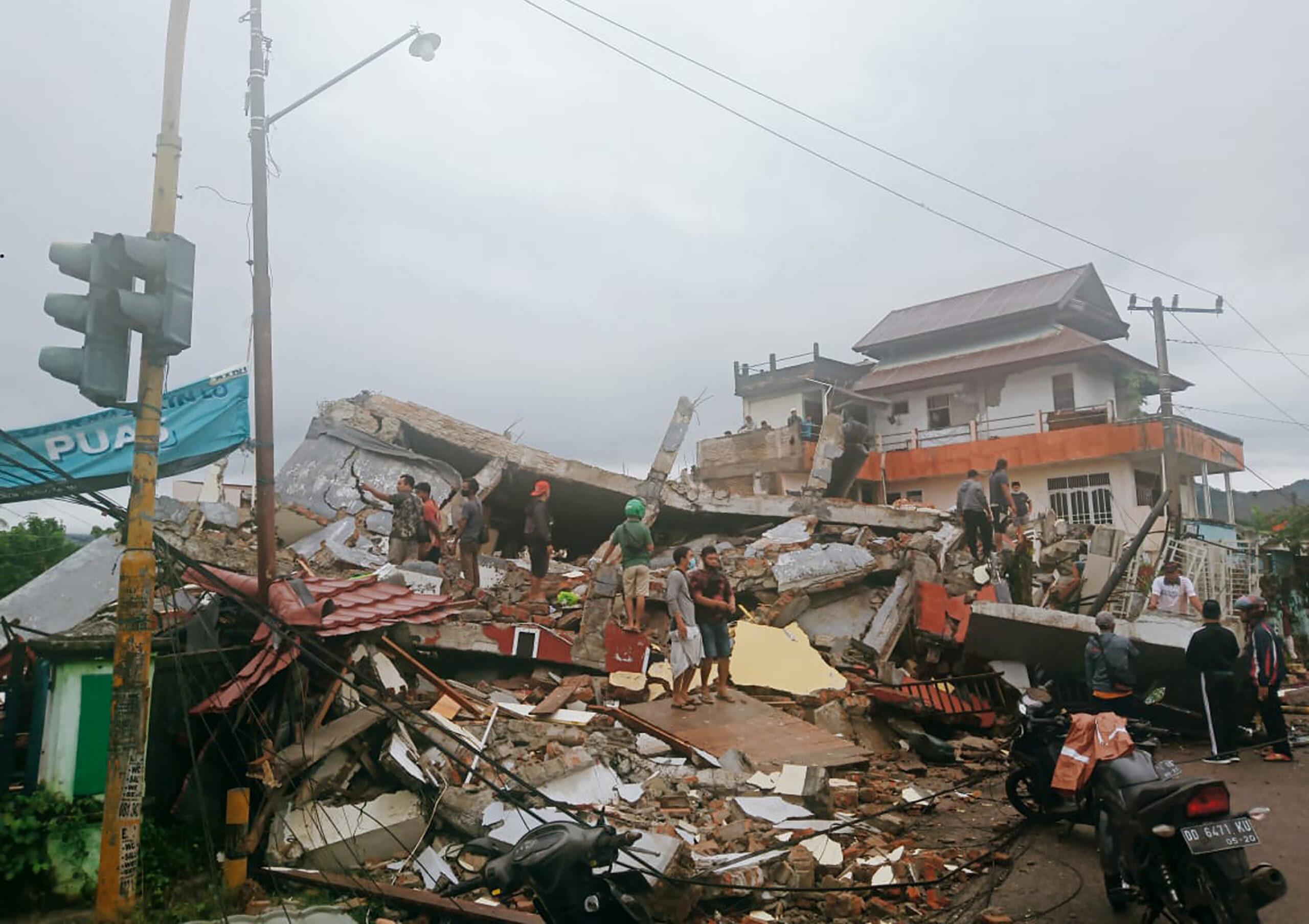 Strong earthquake in Indonesia kills seven and injures hundreds