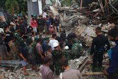 Rescue efforts underway in Indonesia as earthquake death toll mounts