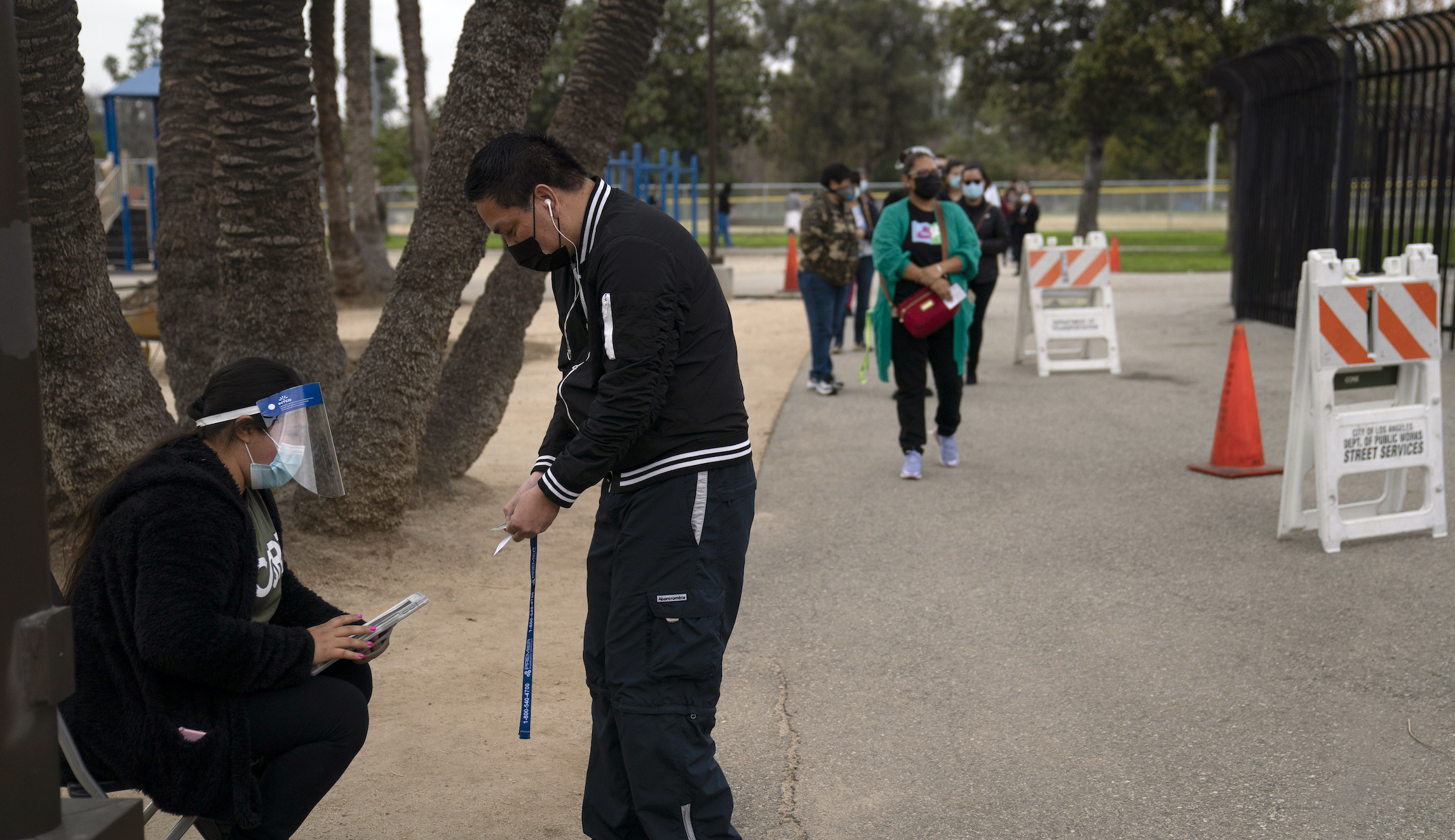 Only half plan to get COVID-19 vaccines, CDC finds