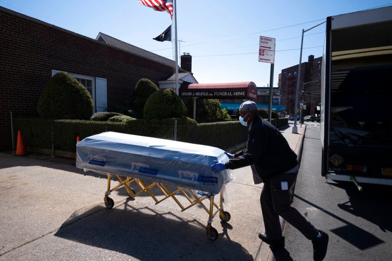 US life expectancy fell by almost a year in 2021 as pandemic raged