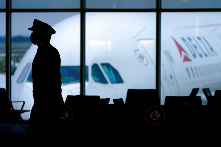 Pilots sue CDC to stop mask mandate