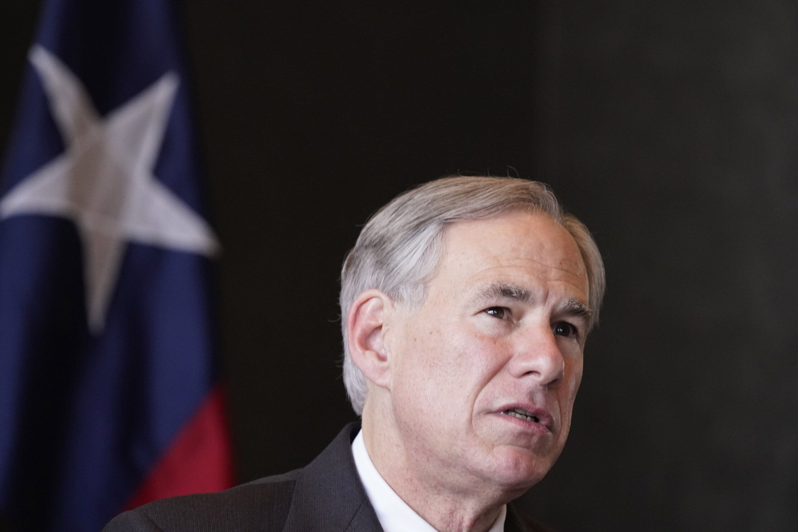 Greg Abbott prohibits vaccination requirements and vaccine passports with executive order