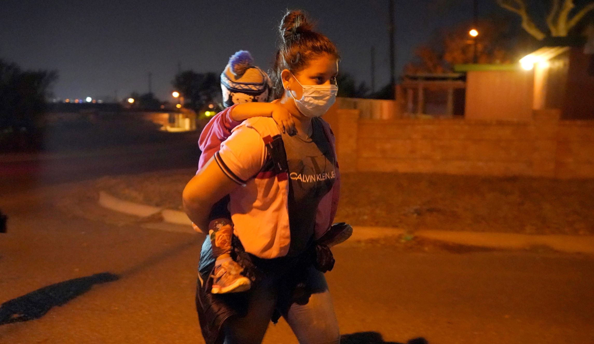 White House weighing cash payments to stem southern border migration