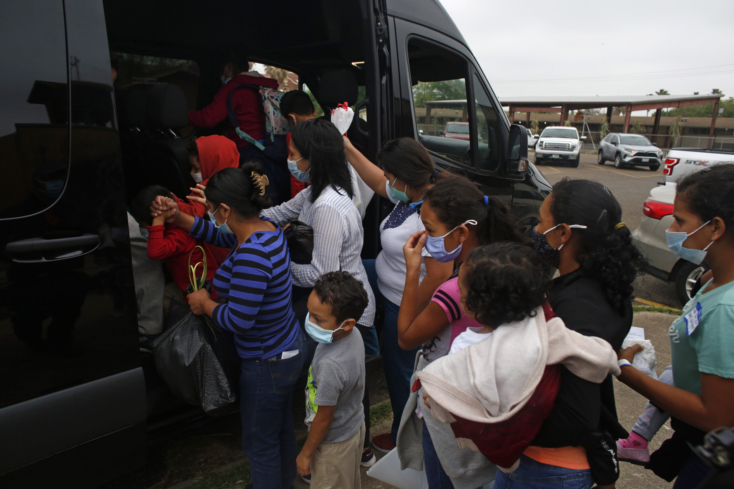 Video: 100 illegal migrants in just one hour at crossing point