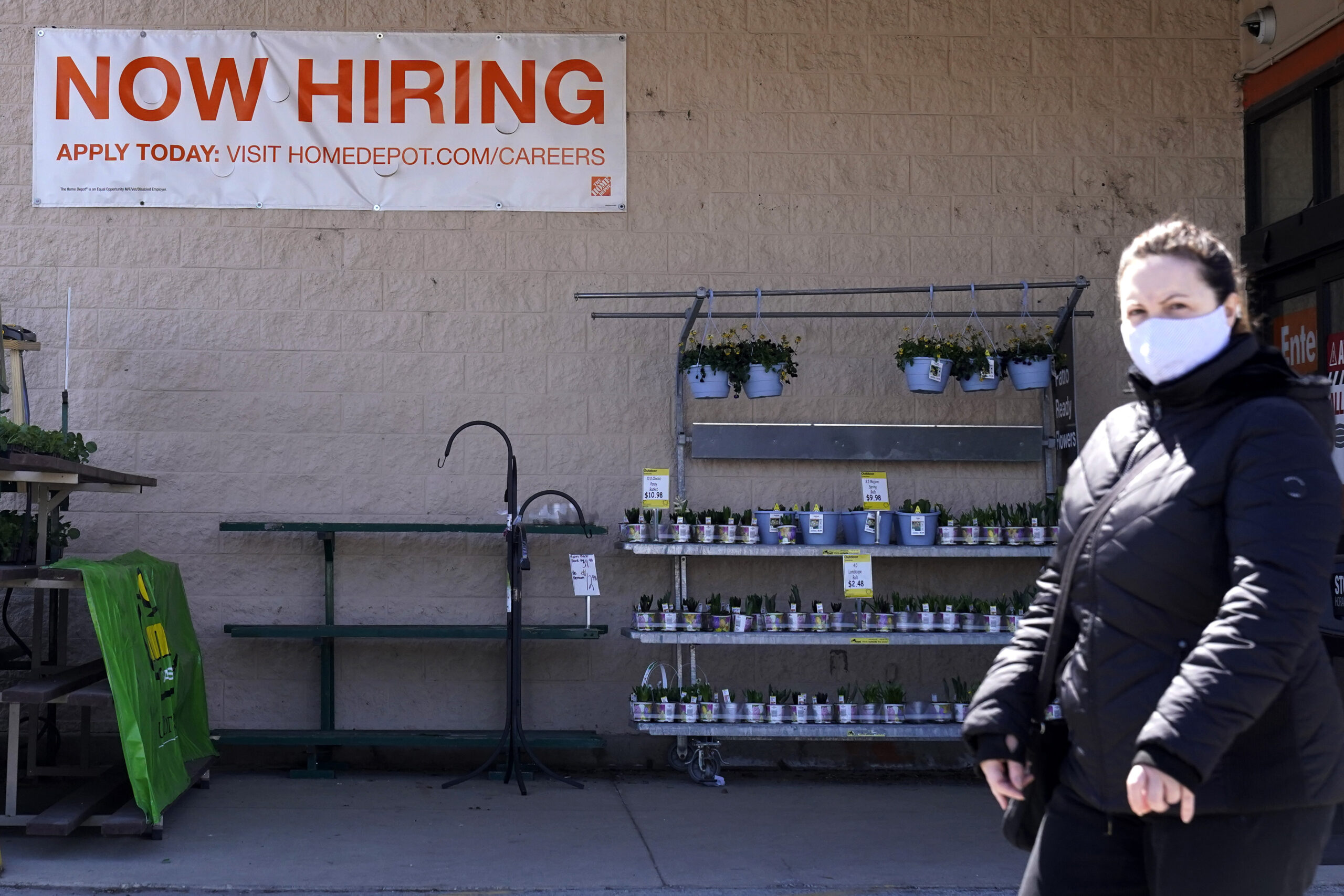 Some Illinois businesses report problems bringing workers back, citing unemployment benefits
