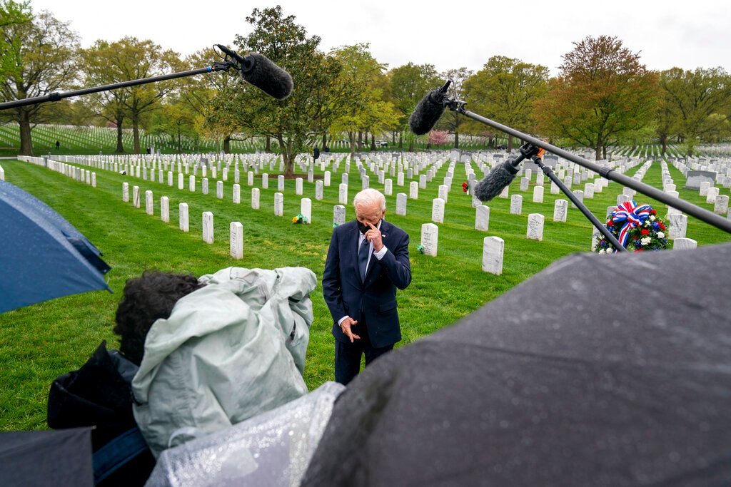 Biden stages photo-op in Arlington Cemetery, and press eat it up