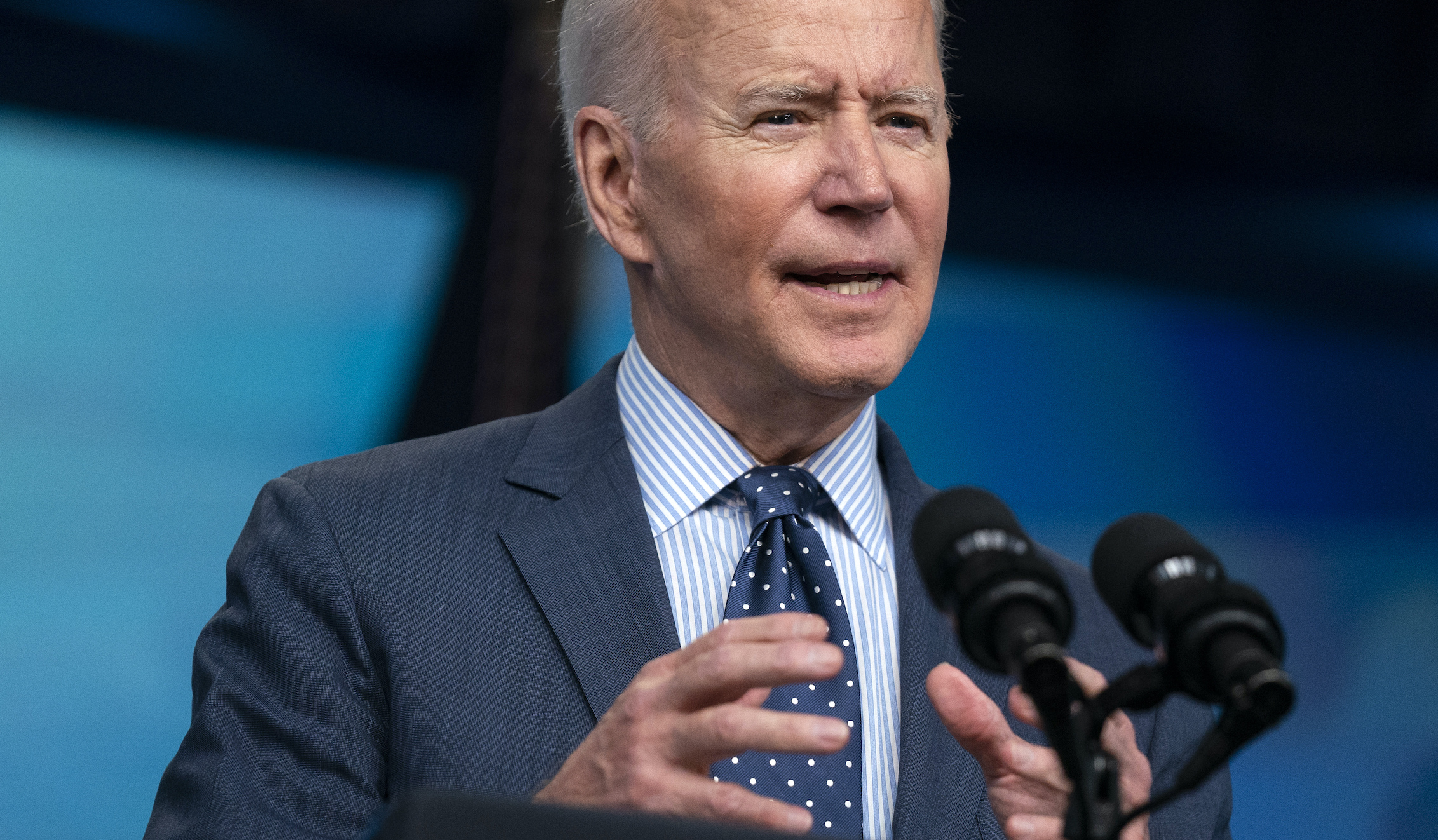 Biden falls into presidential trap by pressing Manchin and Sinema, experts say