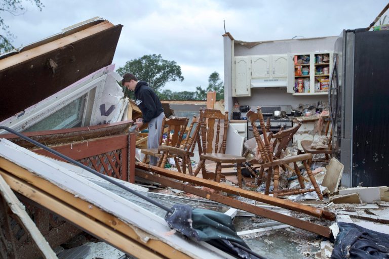 At least five injured and several homes damaged in Illinois tornado