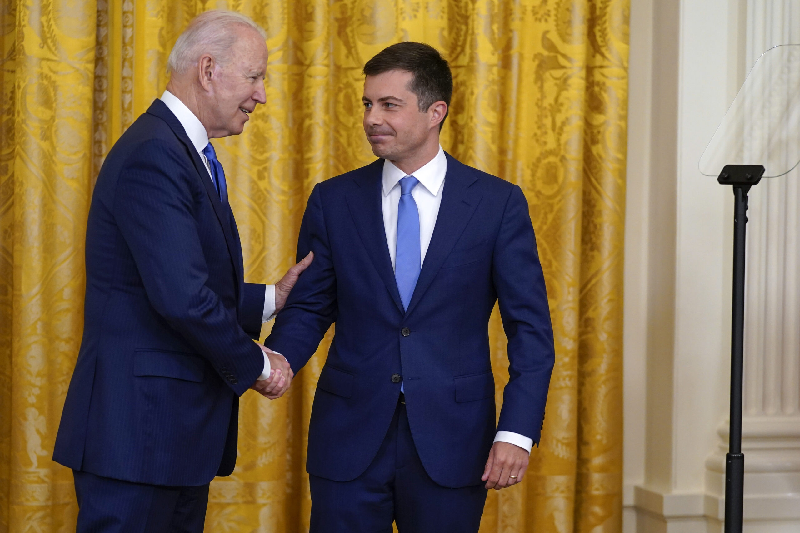 Biden administration announces plan to boost truck driver workforce amid national supply chain woes