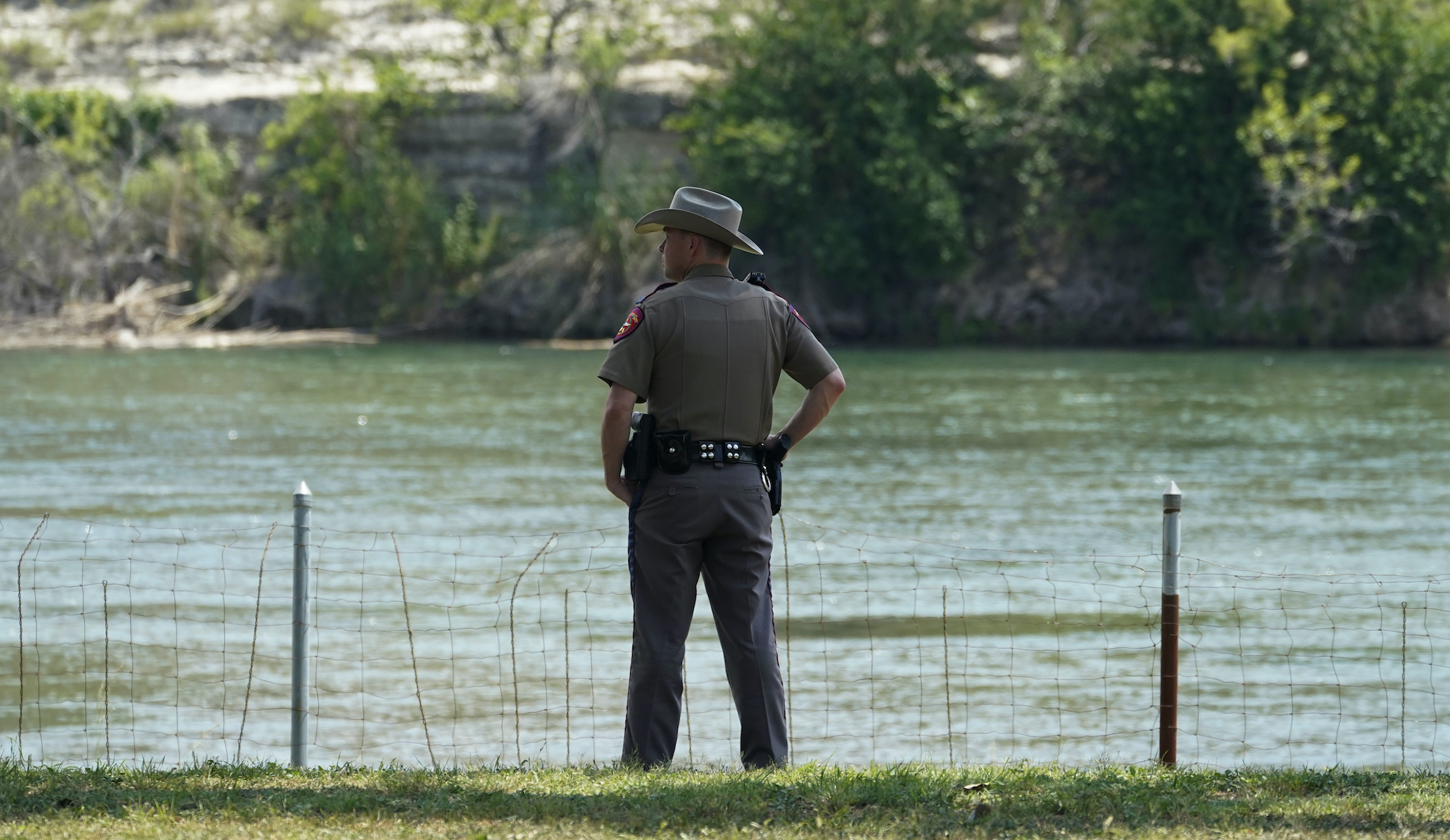123 Texas landowners agree to state building border fence on their property