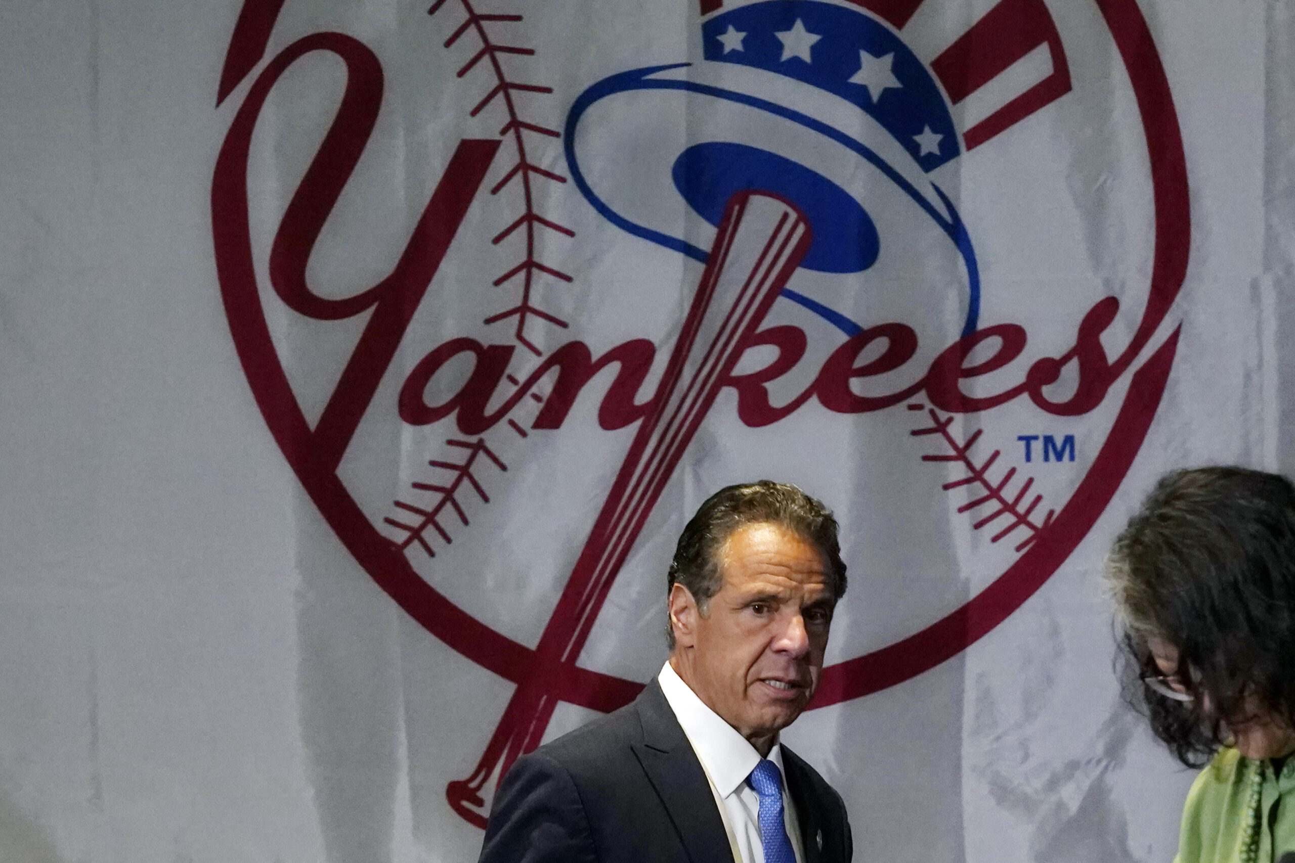 Cuomo urges New York businesses to serve only vaccinated patrons