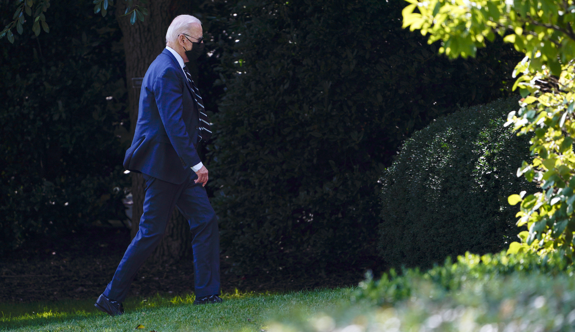 Biden mulls vaccine travel mandates while migrants with COVID-19 are let over border