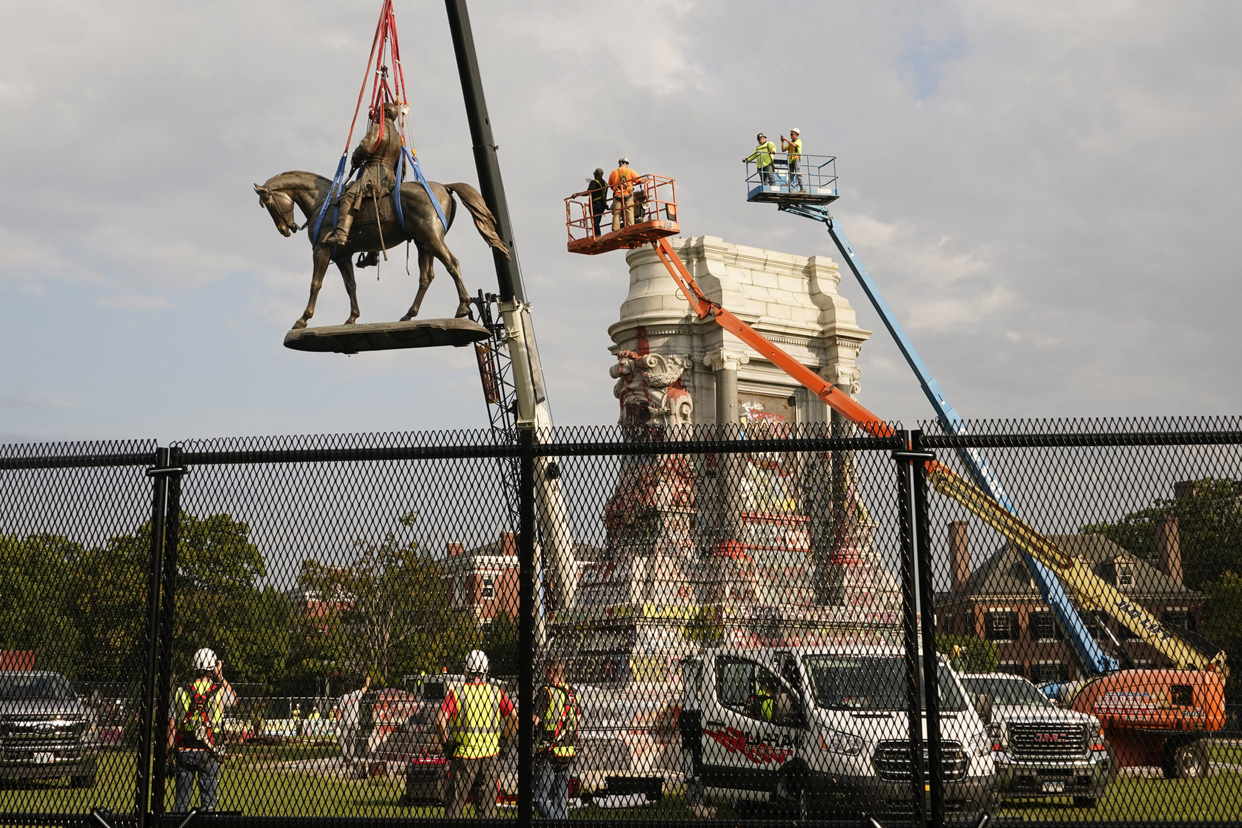 Robert E Lee statue removed in Virginia capital