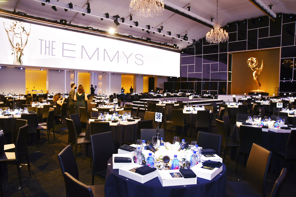 Democrats back workers readying for historic strike that would shut down Hollywood