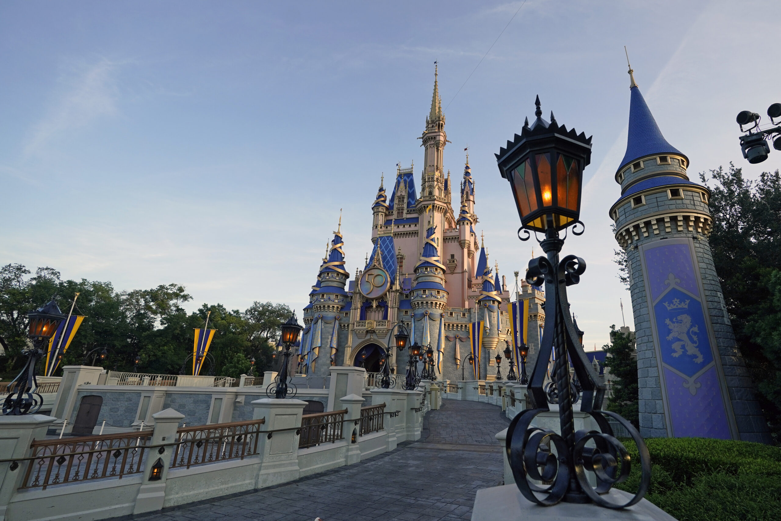 Virus Outbreak-Disney-Vaccine Mandate
