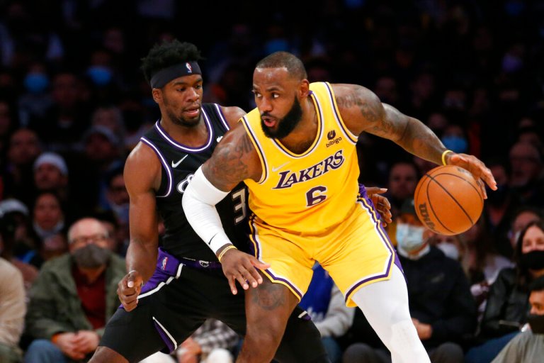 LeBron James cleared to play after false positive COVID test