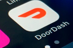 WATCH: Police officer arrests DoorDash driver then finishes delivery