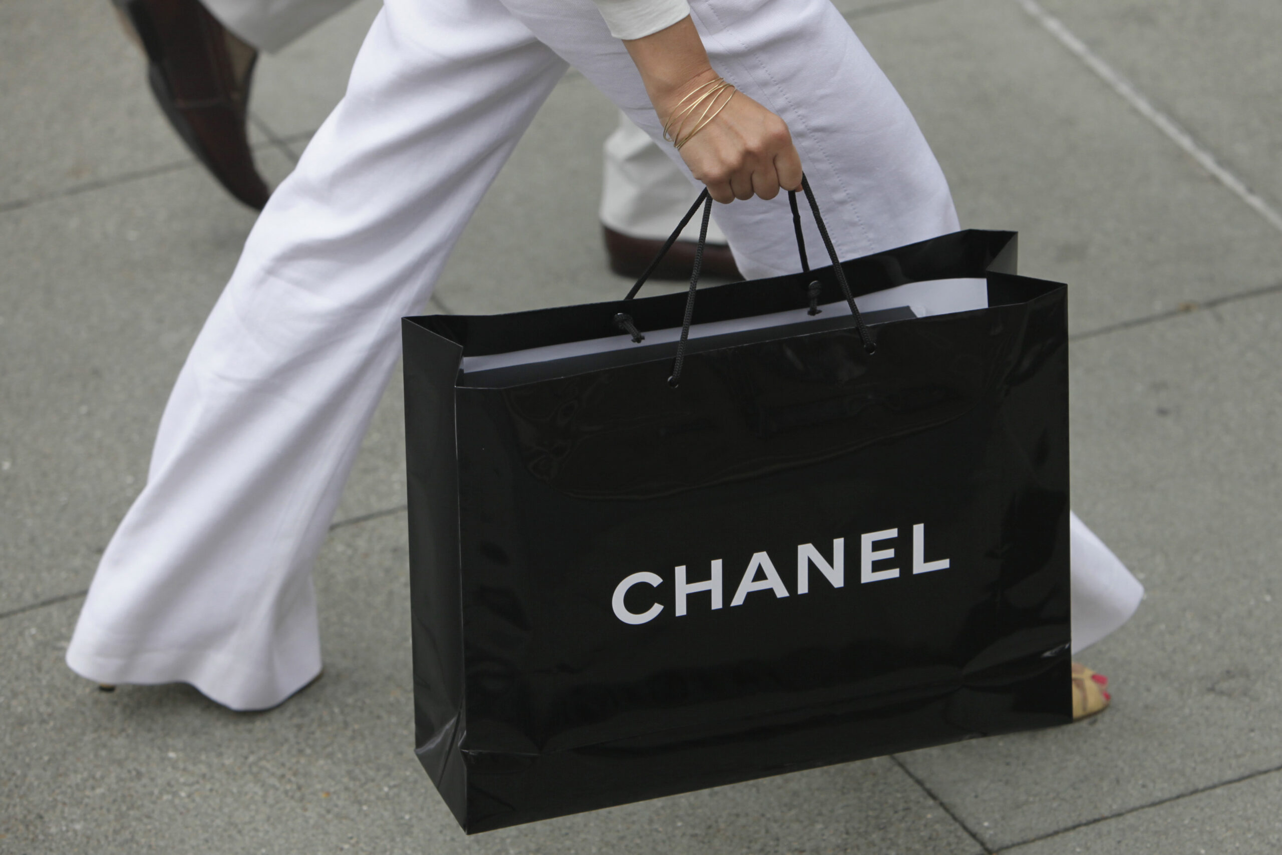 WATCH: Russian influencers cut Chanel bags in protest of designer’s Russophobia
