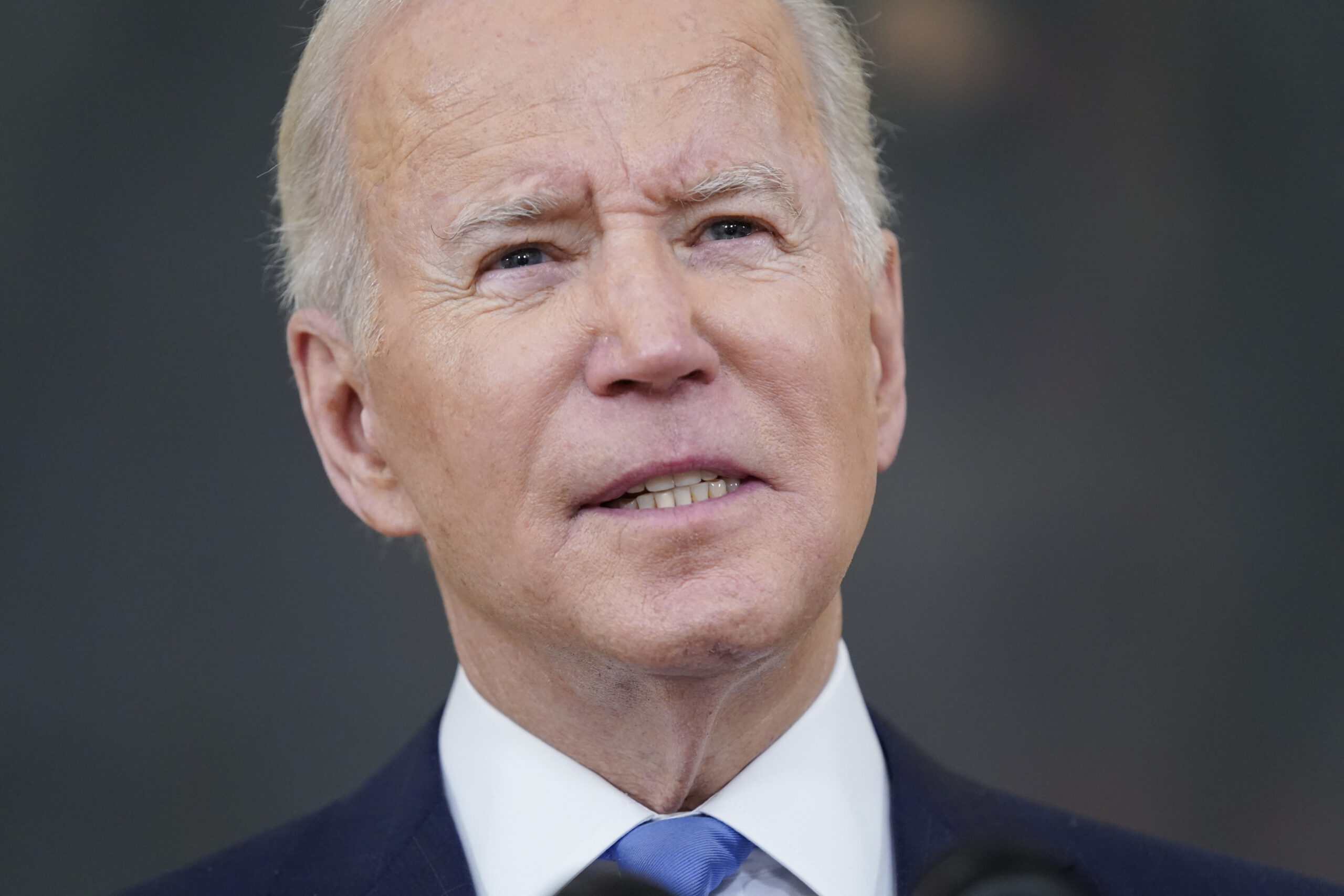 Biden praises Trump to sell vaccines and boosters in face of omicron wave