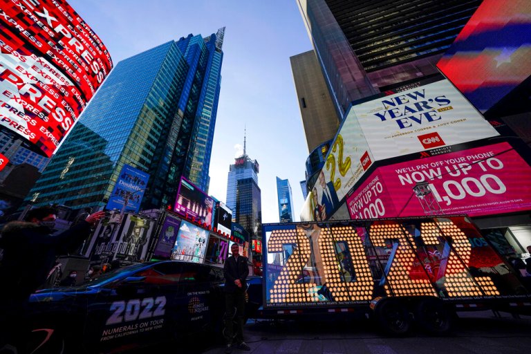 Bill de Blasio: Times Square show and Eric Adams inauguration will go on despite omicron surge