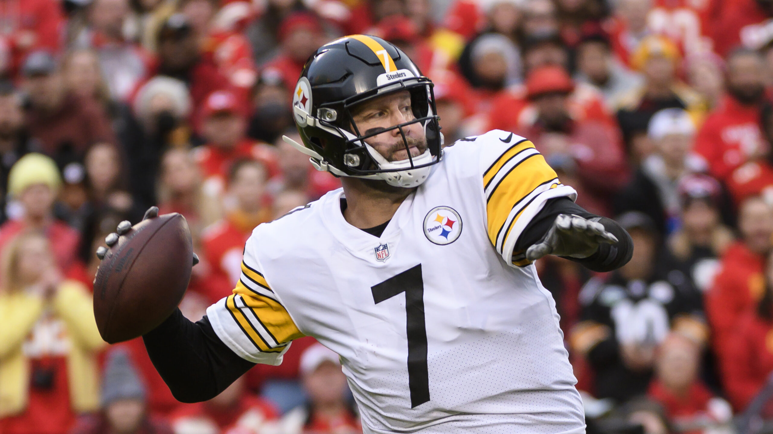 Pittsburgh fans get emotional as Roethlisberger prepares for likely last home game