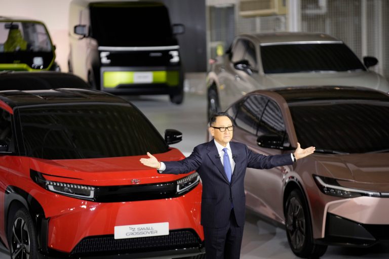 Toyota dethrones GM as top US car seller in 2021