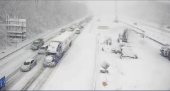 Trooper uses shovel to dig out semitrucks and cars stuck on Tennessee highway