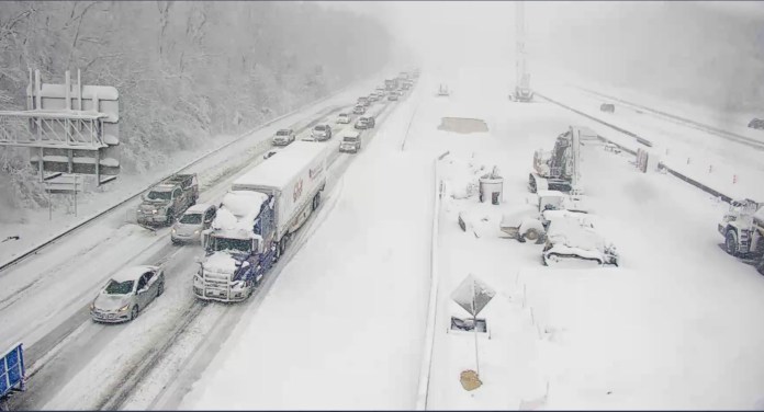 Trooper uses shovel to dig out semitrucks and cars stuck on Tennessee highway