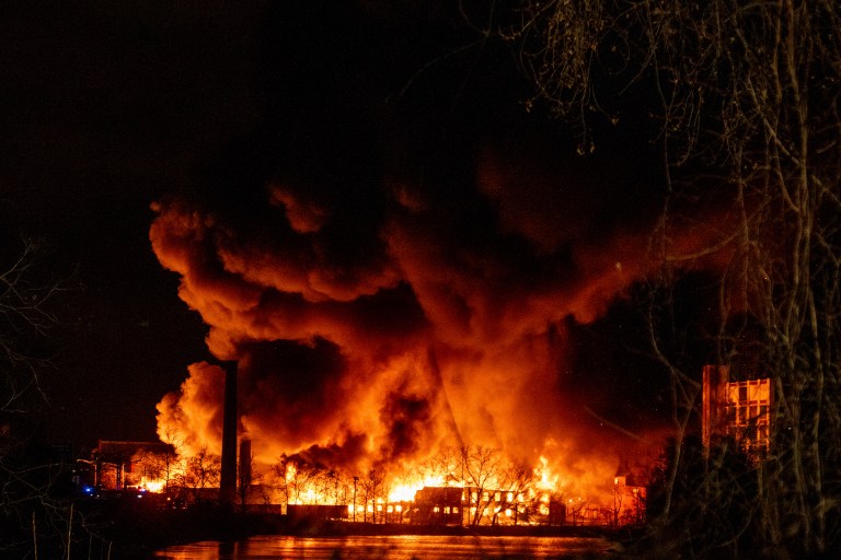 Fire near New Jersey chemical plant spreads thick smoke