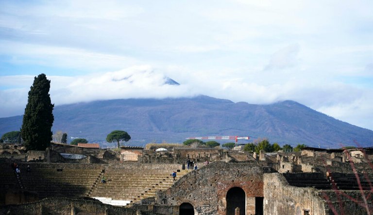 US tourist falls into Mount Vesuvius after taking selfie